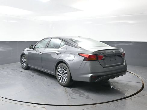 Used 2024 Nissan Altima 2.5 SV FWD image 11