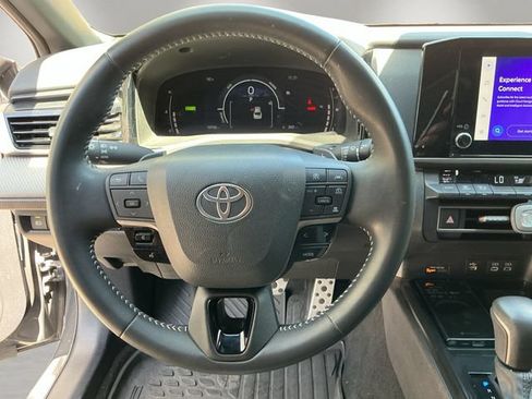 Used 2025 Toyota Camry SE FWD image 9