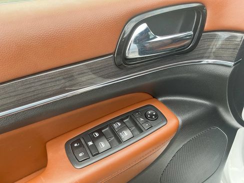 Used 2020 Jeep Grand Cherokee Overland AWD/4WD image 16