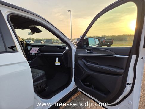 New 2025 Jeep Grand Cherokee Limited image 18