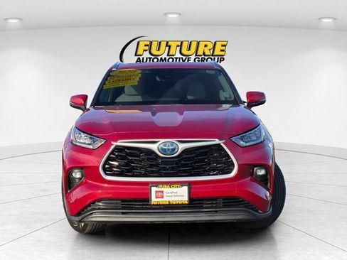 Certified 2020 Toyota Highlander XLE AWD/4WD image 2