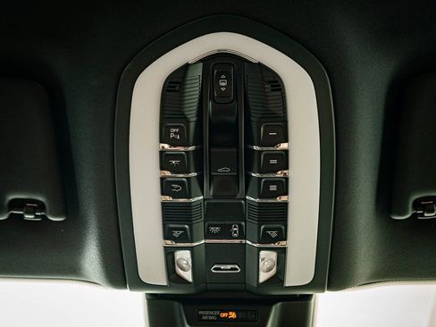 Certified 2025 Porsche Macan AWD/4WD image 45