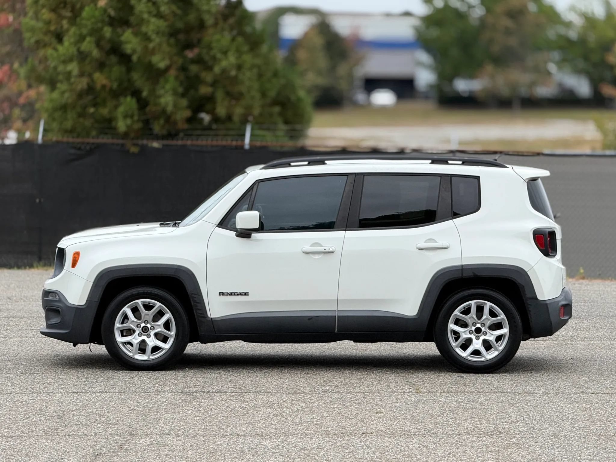 Used 2017 Jeep Renegade Latitude FWD image 8