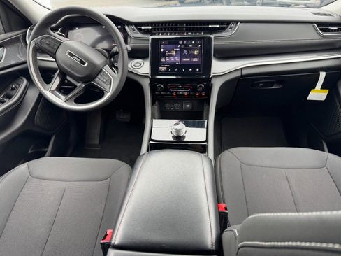 Used 2023 Jeep Grand Cherokee Laredo image 11