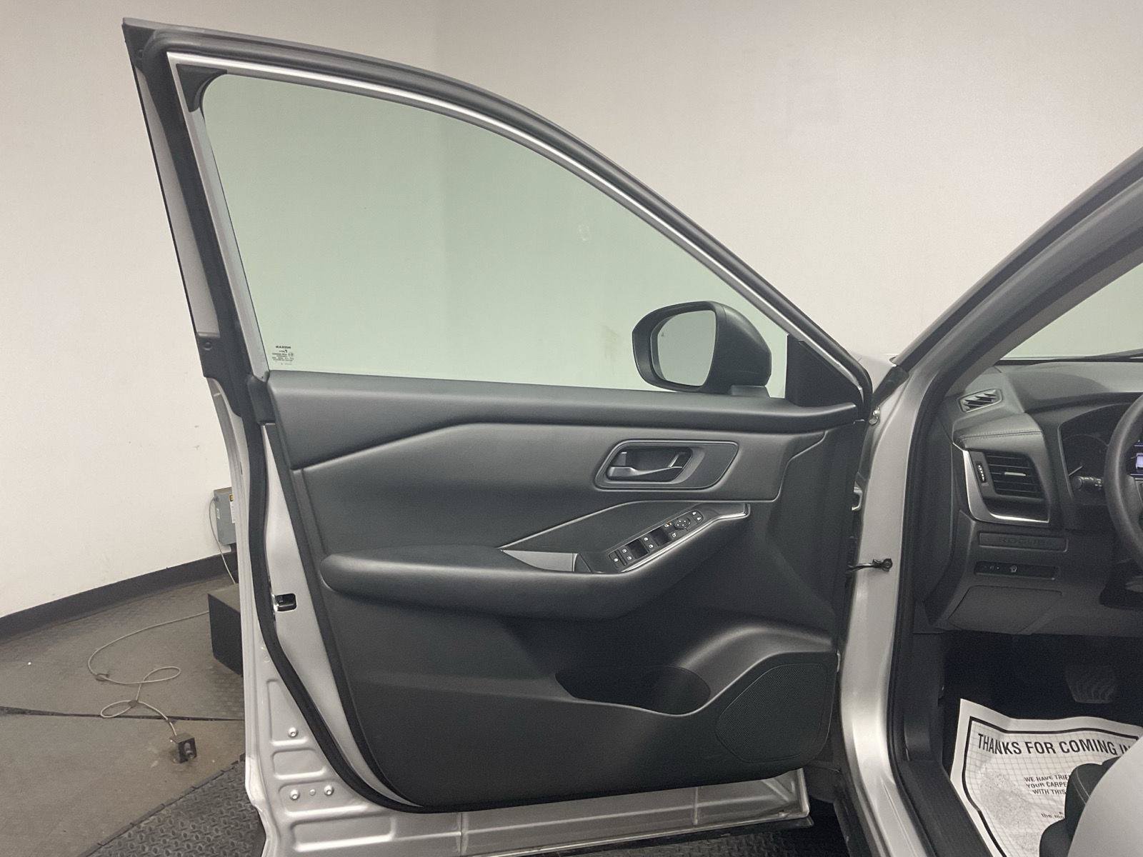 Used 2024 Nissan Rogue S FWD image 9