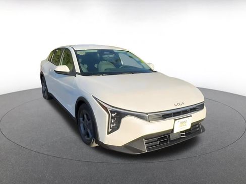 Used 2025 Kia K4 LXS image 3