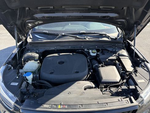 Used 2021 Volvo XC40 T5 R-Design w/ Climate Package image 10