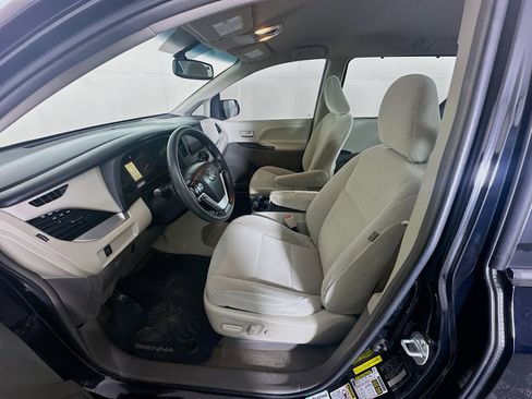 Used 2017 Toyota Sienna LE image 13