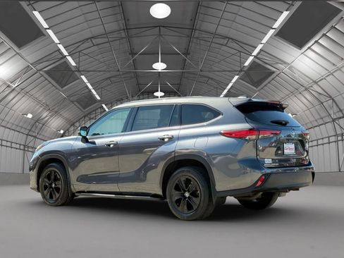 Used 2021 Toyota Highlander XLE AWD/4WD image 5