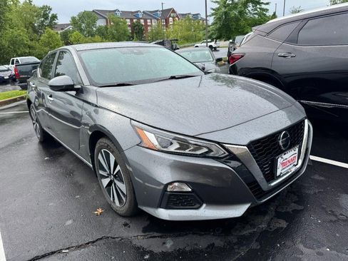 Used 2022 Nissan Altima 2.5 SV w/ SV Premium Package AWD/4WD image 3