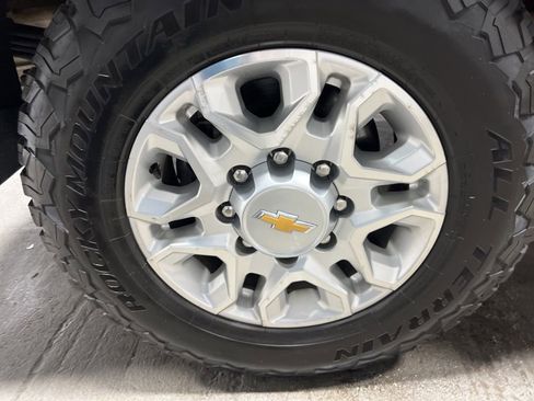 Used 2024 Chevrolet Silverado 2500 LT image 46