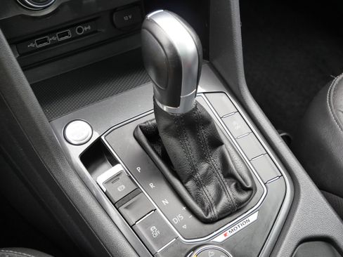 Used 2018 Volkswagen Tiguan SE w/ Panoramic Sunroof Package image 26