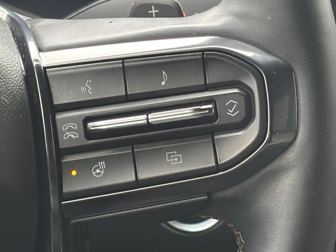 Used 2025 GMC Acadia AT4 w/ Luxury Package image 13