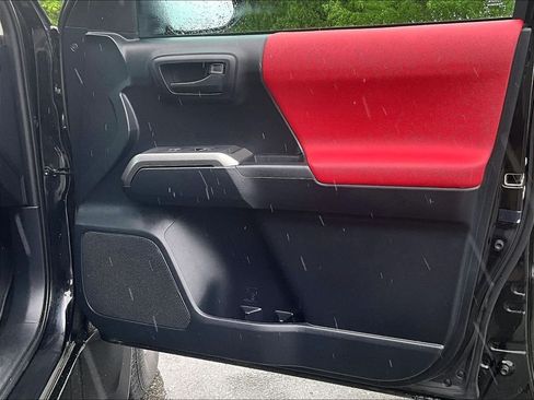 Used 2019 Toyota Tacoma SR5 AWD/4WD image 12