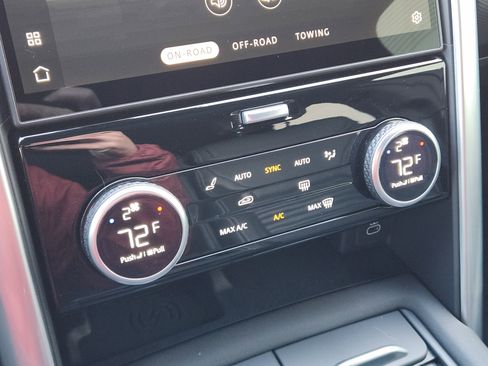 Certified 2025 Land Rover Discovery Dynamic SE image 21