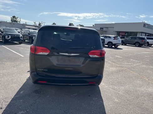Used 2023 Chrysler Voyager LX FWD image 4