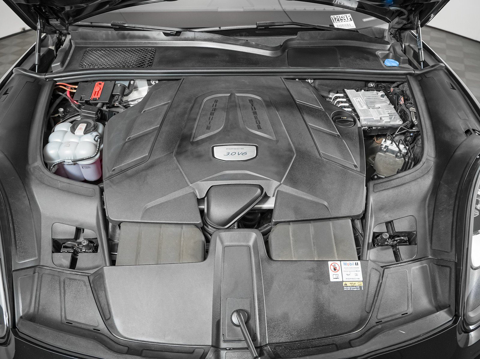 Certified 2023 Porsche Cayenne AWD/4WD image 13