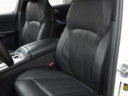 Used 2023 BMW X7 M60i image 9