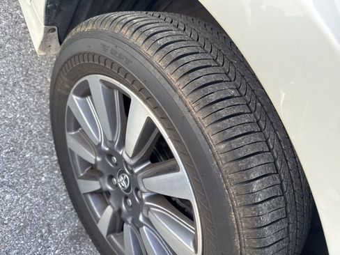 Used 2020 Toyota Sienna Limited Premium image 5