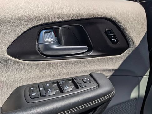 Used 2024 Chrysler Pacifica Limited FWD image 13