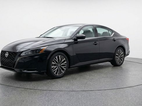 Used 2025 Nissan Altima 2.5 SV image 3
