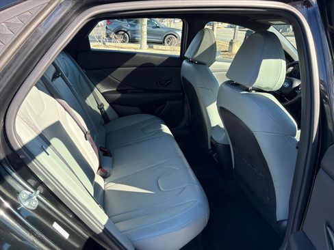 Certified 2025 Hyundai Elantra Limited image 18