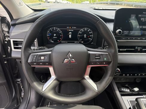 Used 2023 Mitsubishi Outlander SE AWD/4WD image 1