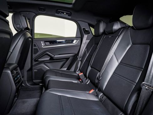 Certified 2025 Porsche Cayenne Coupe image 17