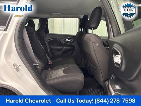 Used 2019 Jeep Cherokee Latitude w/ Comfort & Convenience Group AWD/4WD image 9