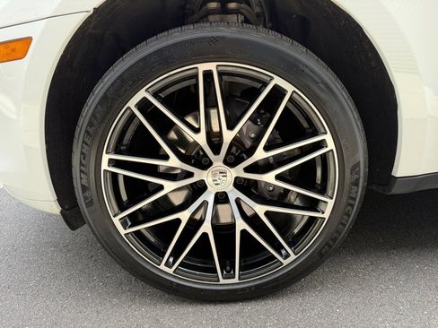 Certified 2023 Porsche Macan image 11