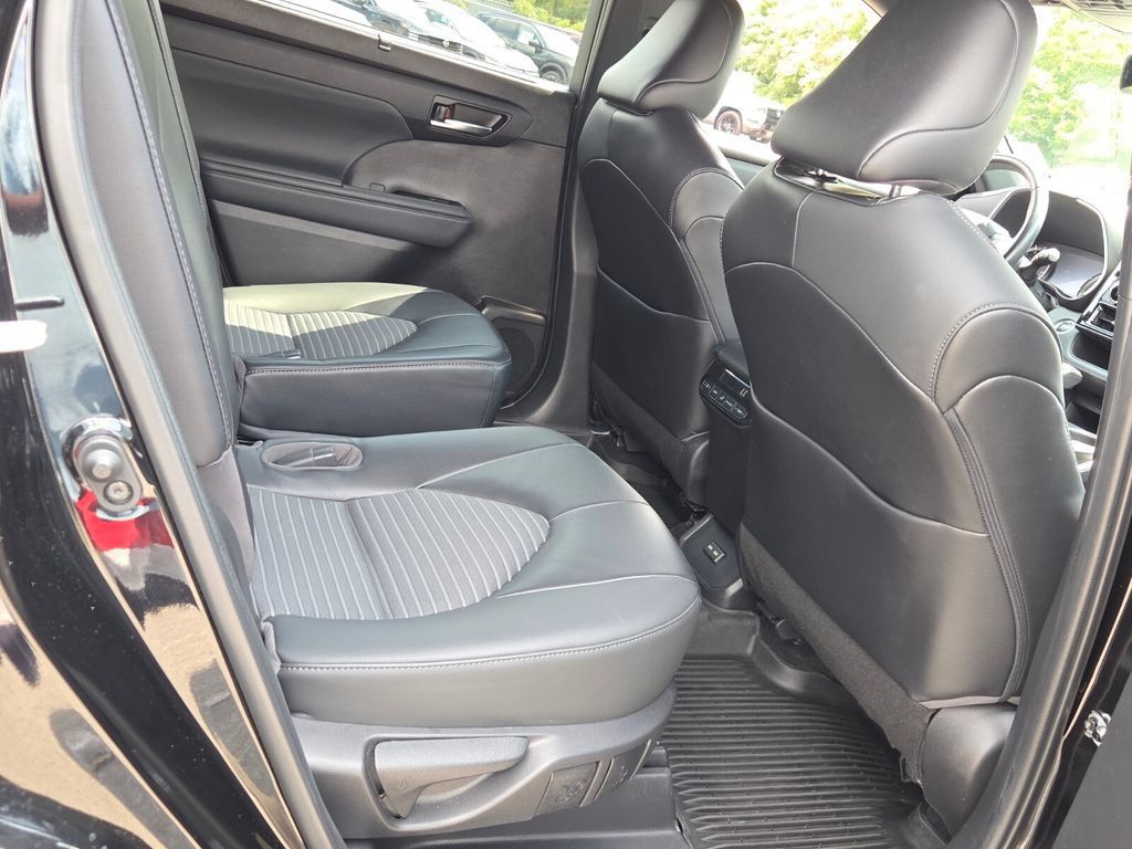 Used 2022 Toyota Highlander XSE FWD image 14