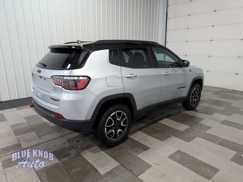 Used 2025 Jeep Compass Trailhawk AWD/4WD image 4