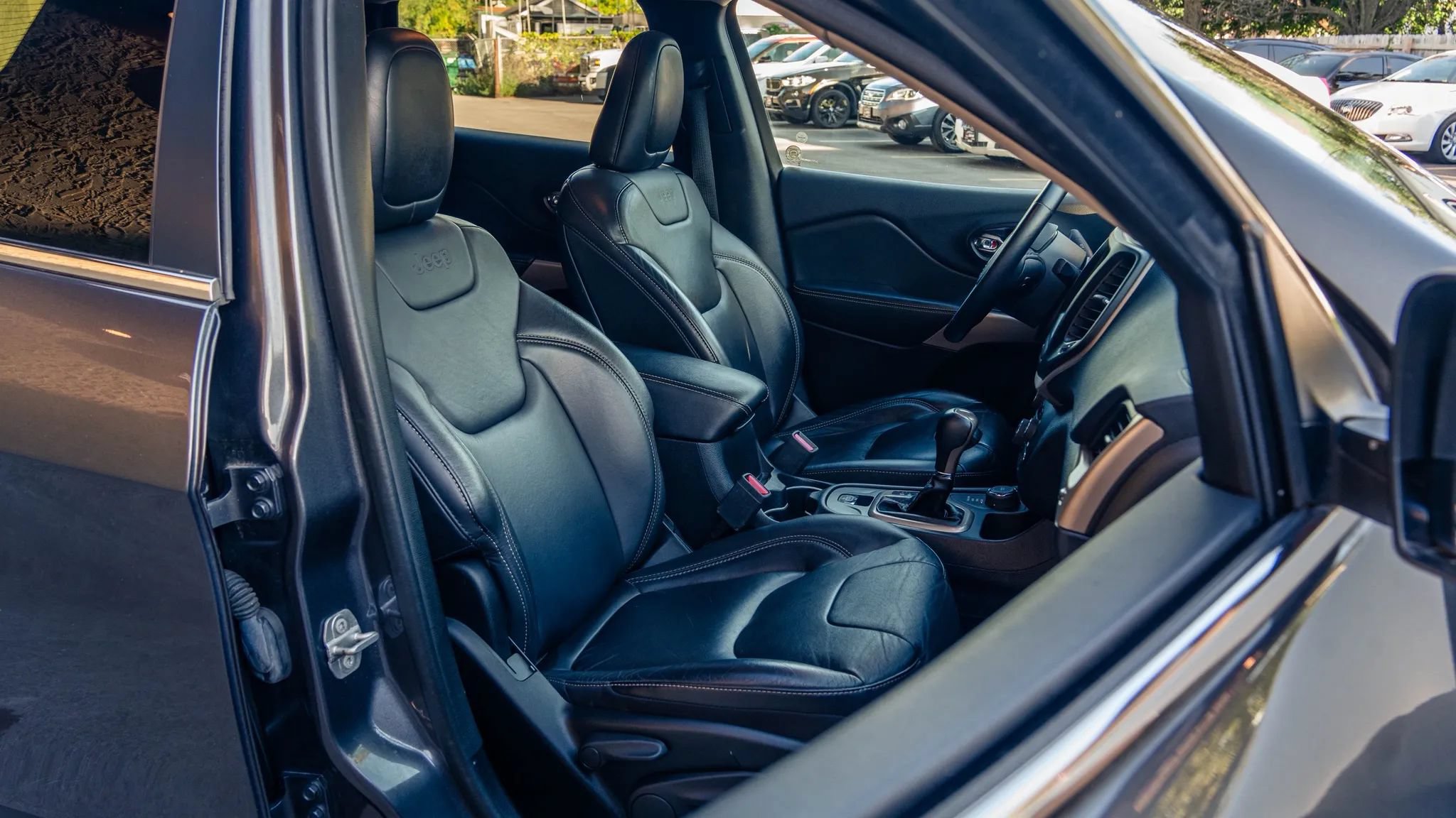 Used 2018 Jeep Cherokee Limited AWD/4WD image 15