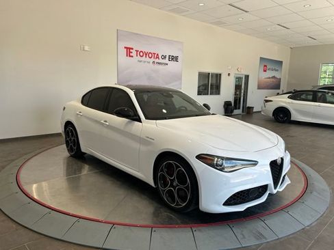 Used 2022 Alfa Romeo Giulia Veloce AWD/4WD image 1