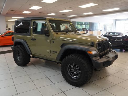 Used 2025 Jeep Wrangler Sport AWD/4WD image 8
