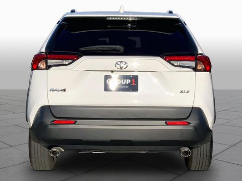 Used 2022 Toyota RAV4 XLE w/ Convenience Package FWD image 5