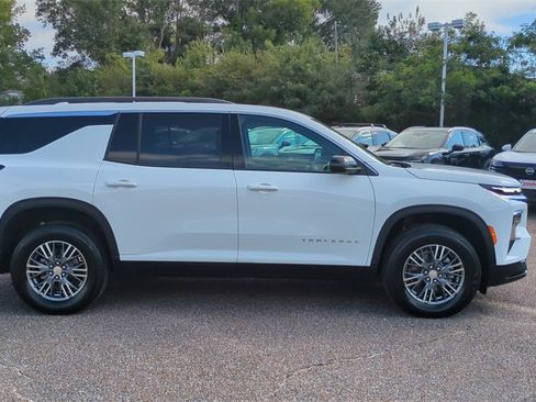 Used 2025 Chevrolet Traverse LT image 4
