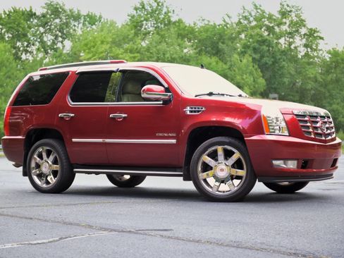 Used 2010 Cadillac Escalade Luxury AWD/4WD image 2