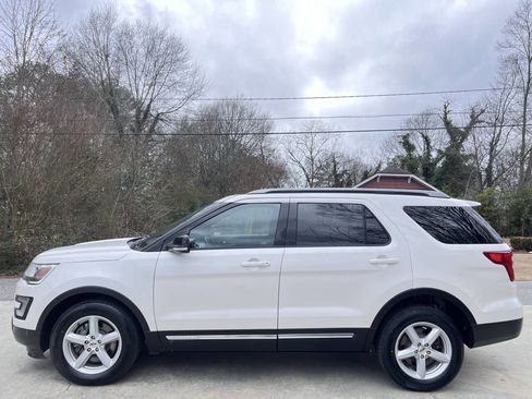 Used 2017 Ford Explorer XLT w/ Equipment Group 201A image 5