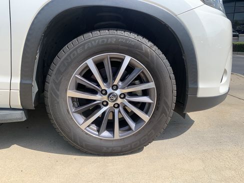 Used 2017 Toyota Highlander XLE FWD image 13
