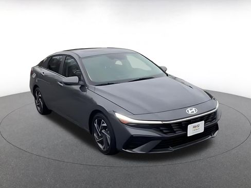 Used 2025 Hyundai Elantra Limited image 3