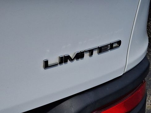 Used 2018 Jeep Cherokee Limited AWD/4WD image 10