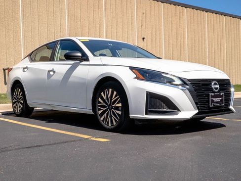 Used 2024 Nissan Altima 2.5 SV AWD/4WD image 2