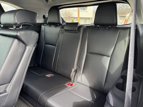 Used 2022 Toyota Highlander XLE AWD/4WD image 30