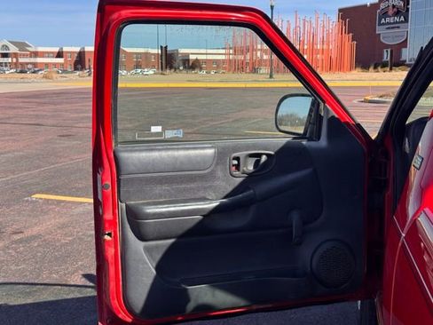 Used 1999 Chevrolet S10 Pickup LS w/ Preferred Equipment Group image 4