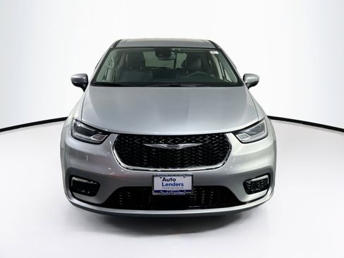 Used 2023 Chrysler Pacifica Touring-L w/ Uconnect Theater Family Group image 2