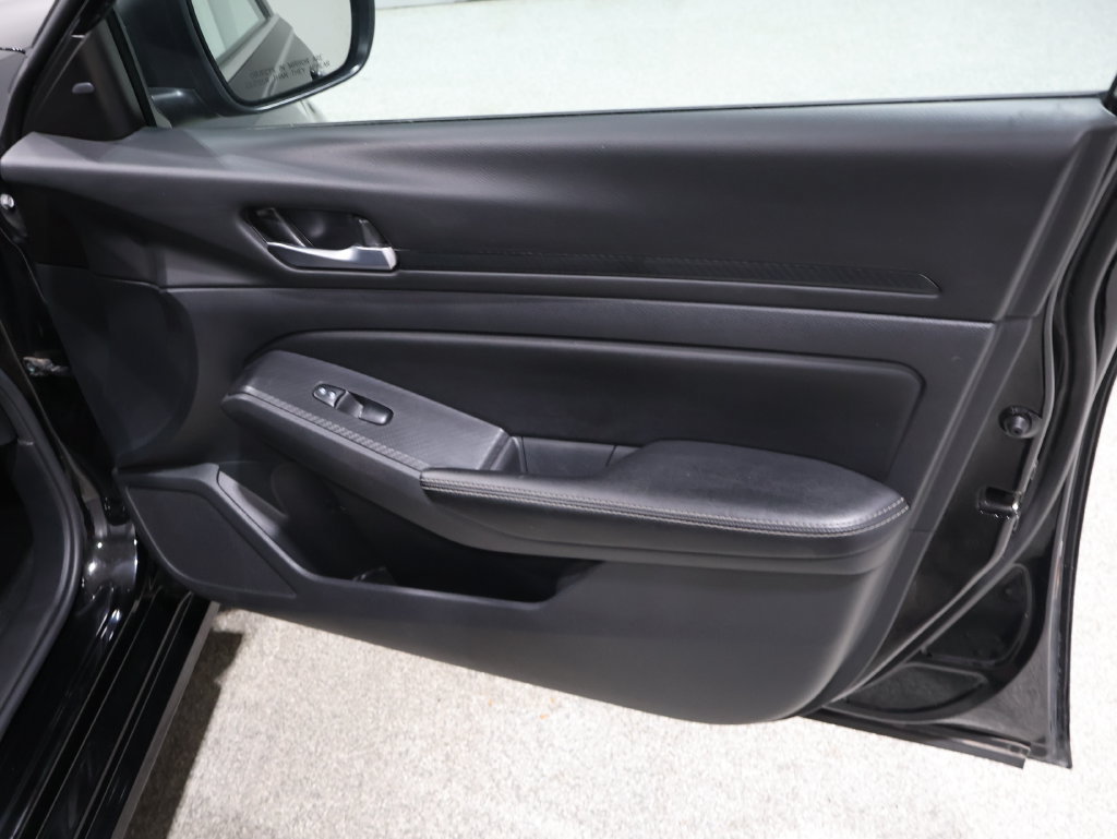 Used 2025 Nissan Altima 2.5 SV FWD image 24