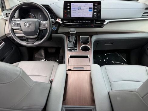 Used 2024 Toyota Sienna XLE image 13