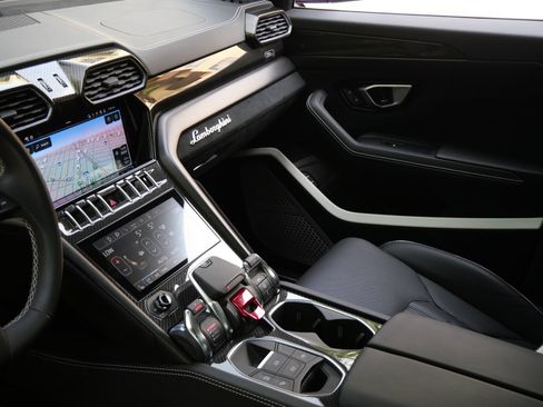 Used 2024 Lamborghini Urus Performante AWD/4WD image 28