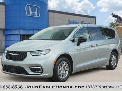 Used 2024 Chrysler Pacifica Touring-L